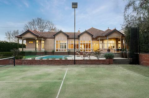 8 Finhaven Court, Kew