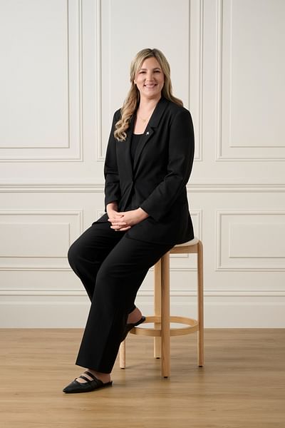 Amy Fonay full body image