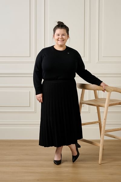Amy Hindrum full body image