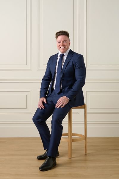 Ash Thompson full body image