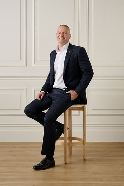 Brett Sparks full body image
