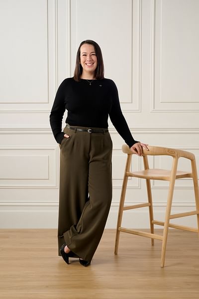 Caitlin Ward full body image