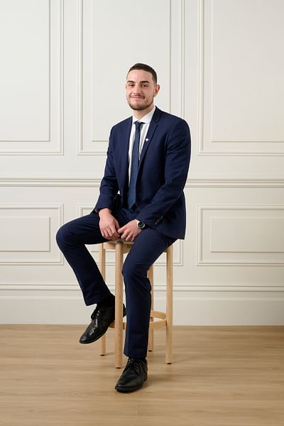 Daniel Biviano full body image