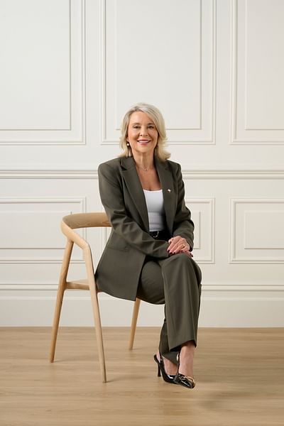 Danielle Harvey full body image