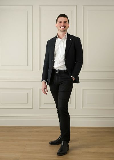 Elliott Taylor full body image