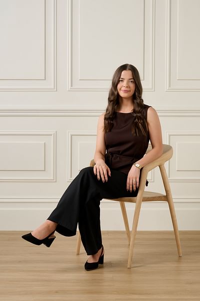 Emily Woolfall full body image