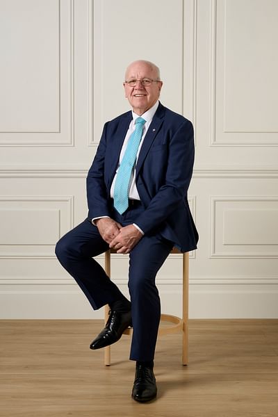 Geoff Earney full body image