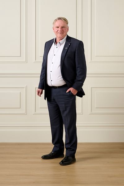 Glen Baird full body image