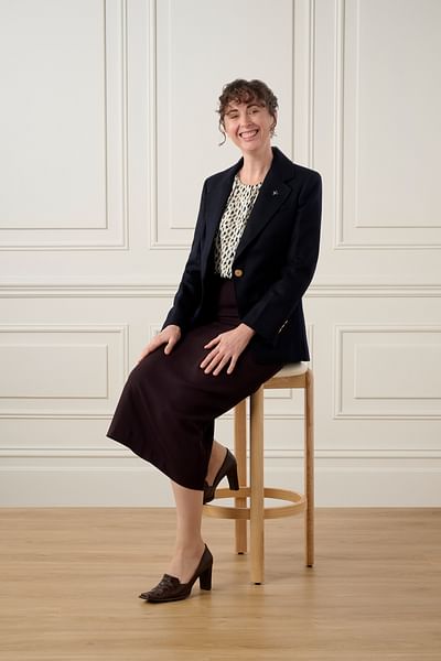 Harrie Rixon full body image