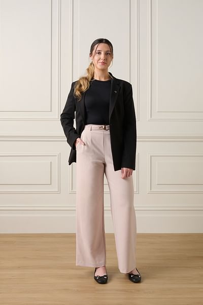 Hayley Cleeman full body image