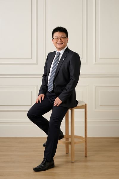 Hugh Zuo full body image