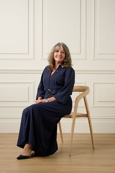 Jacqueline Lacey full body image