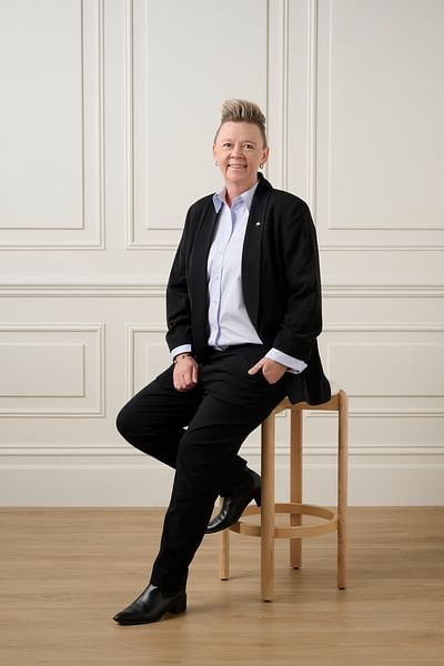 Jacquie Douglas full body image