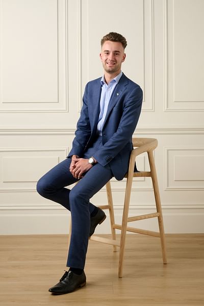 Jasper Robinson full body image