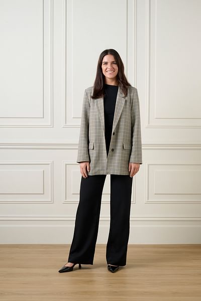 Jessica Harding full body image
