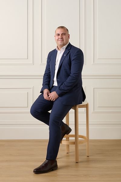 Joe Vicino full body image