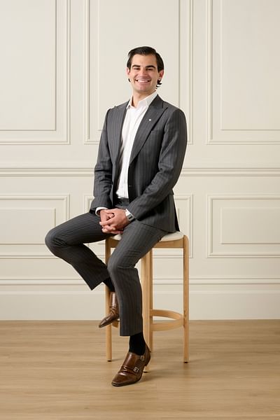 Julian Pegoraro full body image