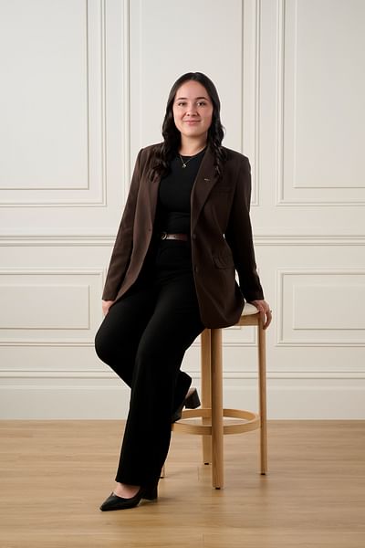 Katelyn Taylor full body image