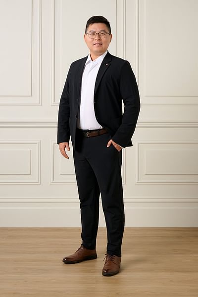 Leo Zuo full body image