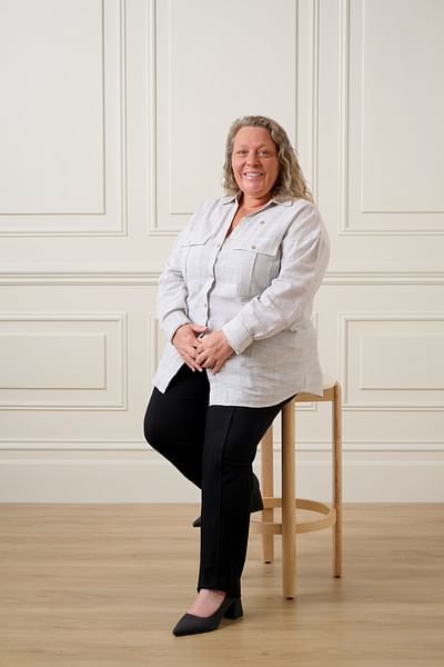 Lisa Hart full body image
