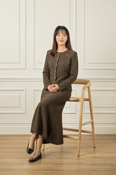 Luna Tian full body image