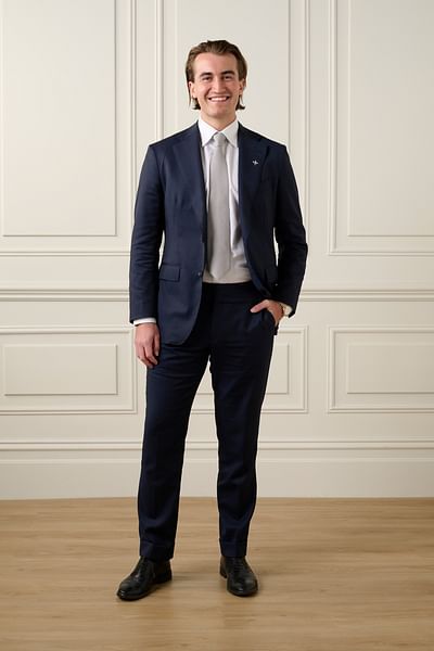 Mack Burgoine full body image