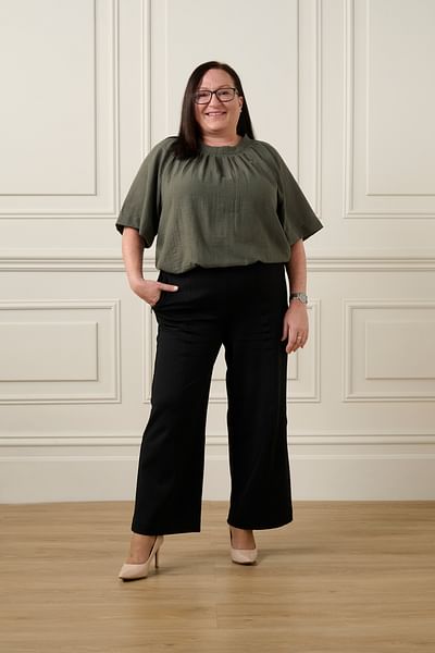 Melissa Hill full body image