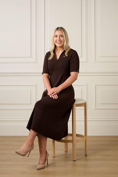 Monique Rowe full body image