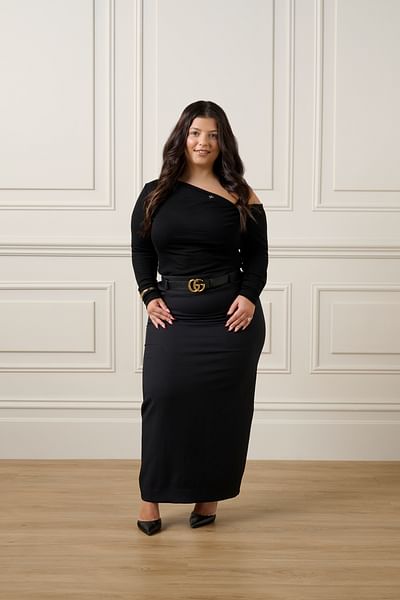 Natalie Ikonomidis full body image