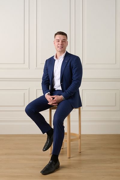 Nicholas Walker full body image