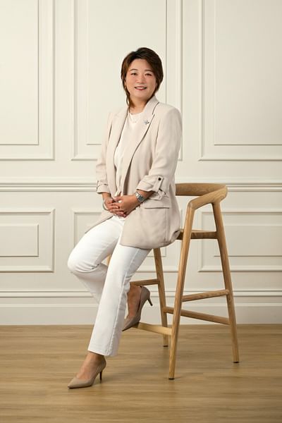 Oli Chen full body image