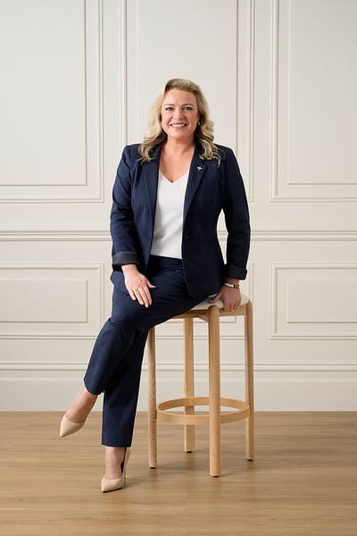 Renee Reynolds full body image