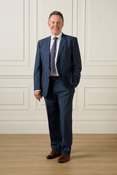 Richard Earle full body image
