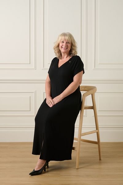 Roz Cartwright full body image