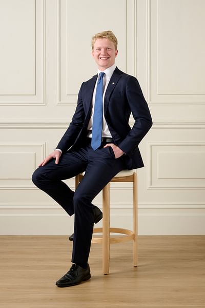 Ryan McKenzie full body image