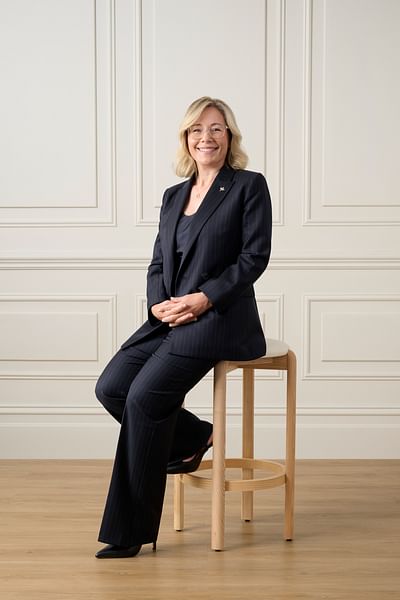 Sarah Ingham full body image