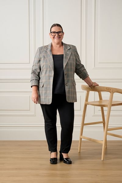 Shannon Loe full body image