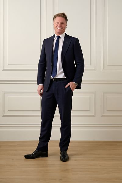 Simon Gowling full body image