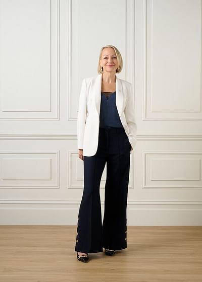 Simone Howell full body image