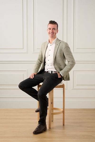 Toby Tanis full body image