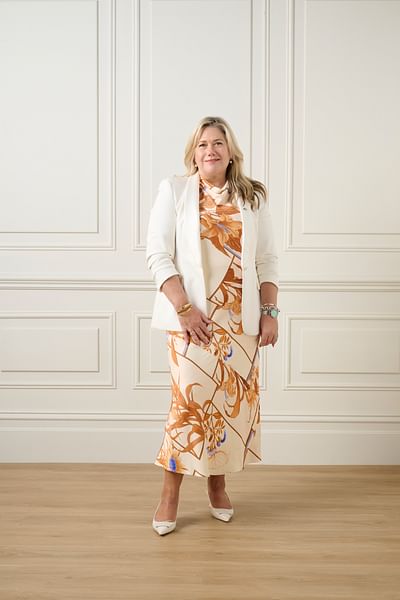 Tracy Burr full body image