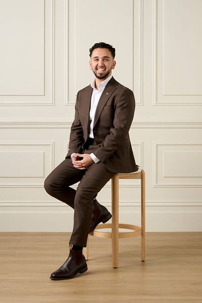 Yash Akpinar full body image