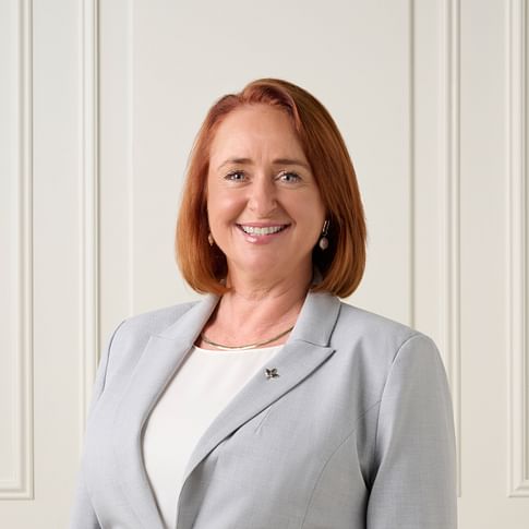 Ami Russell face image