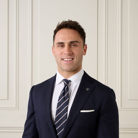 Grayson Rayner face image