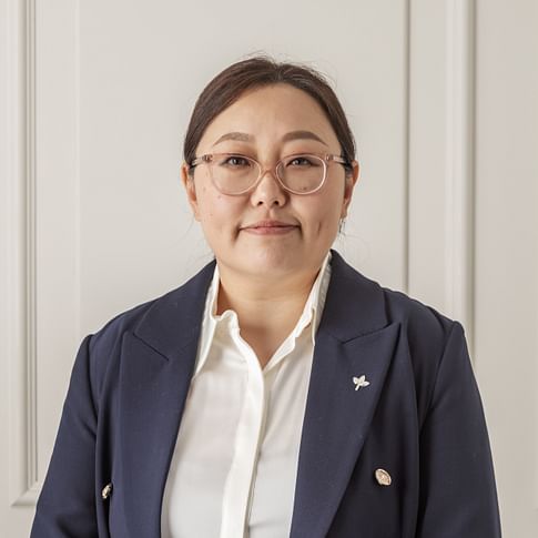 Helen He face image