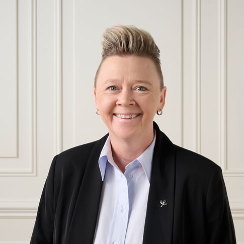 Jacquie Douglas face image