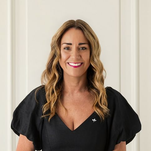Kim Menzies face image