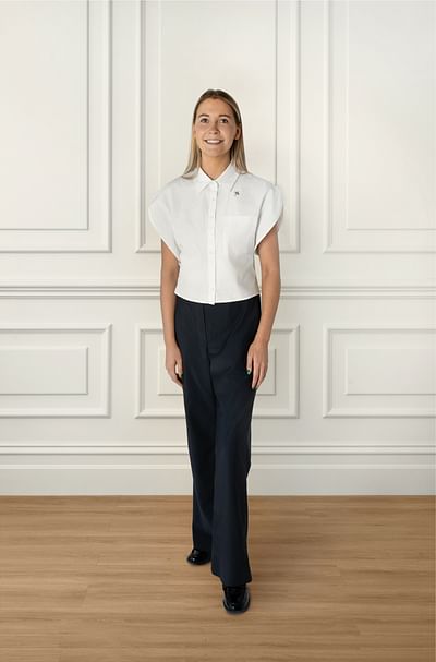 Neve Bourke full body image