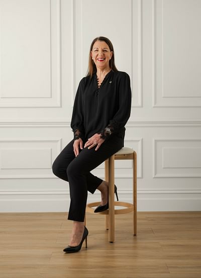 Lisa Marangos full body image