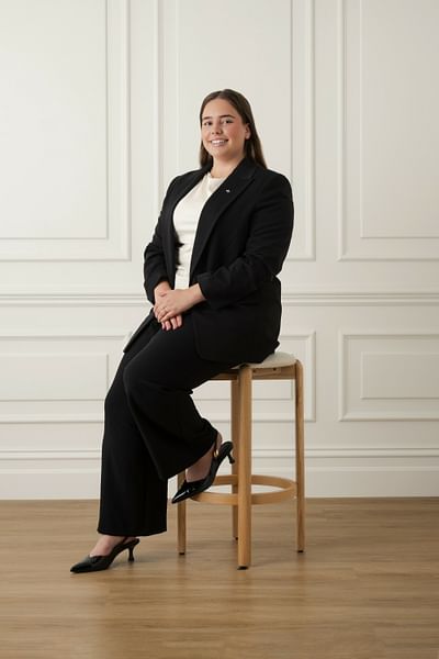 Yasmin Pinto full body image